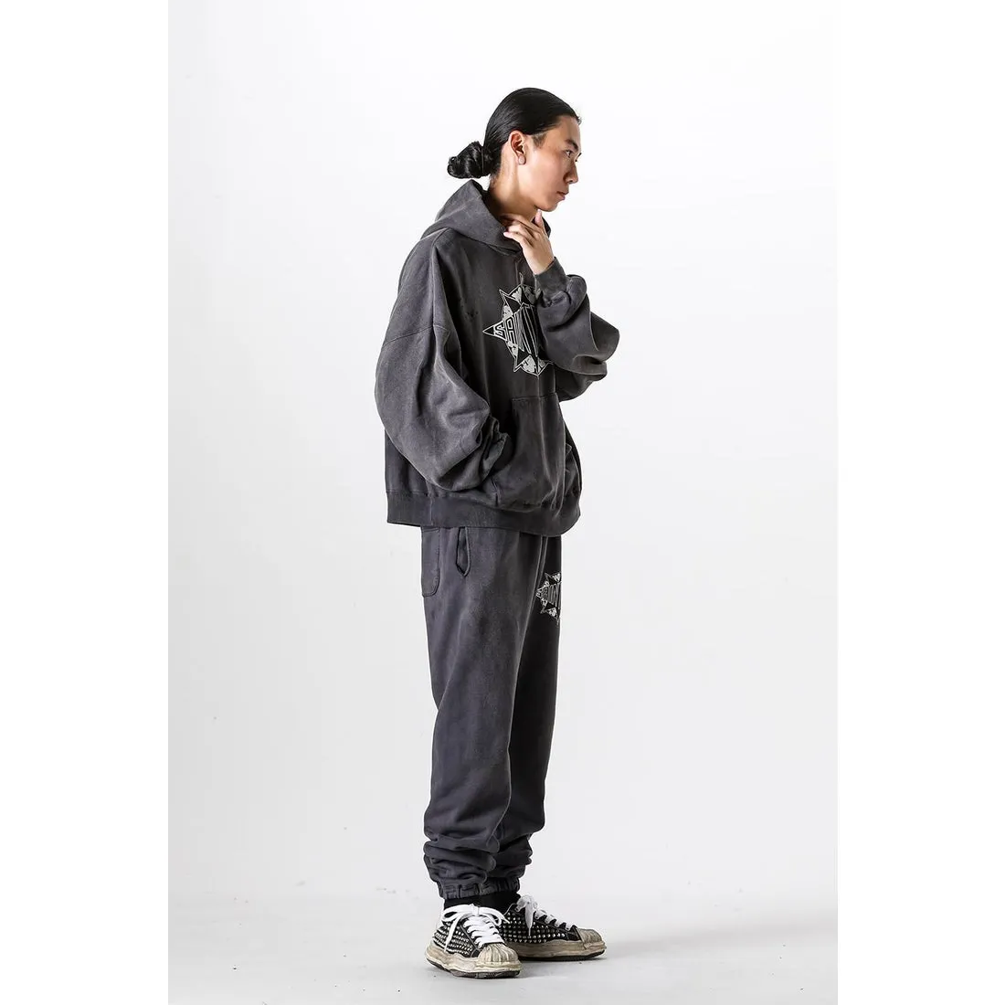 DENIM TEARS x SAINT Mxxxxxx SAINT TEARS Hoodie/BLK Five-pointed star cotton hole-in-the-dark distressed hoodie, washed black S-XL Assute dyeing, whole piece sprayed with horse fade/horse weight, co-branded main mark/cotton wash mark/cherub mark, many hanging holes on the front and rear panels, the original version has the same loose fit